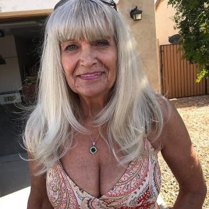 Mon mari et moi on s’ennuie dans notre canapé Corinne - rencontre-Cougar-Villefranche-sur-Saône